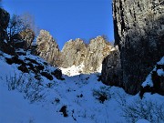 29 Sulle nevi del labirinto, valloncello innevato tra ghiaoni e torrioni della Cornagera